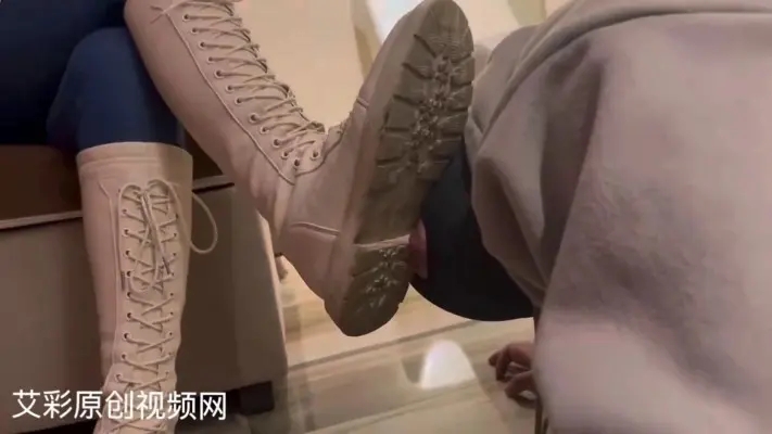 【佳萌女神】白靴虐待踩踏贱狗 -套路艾彩视频