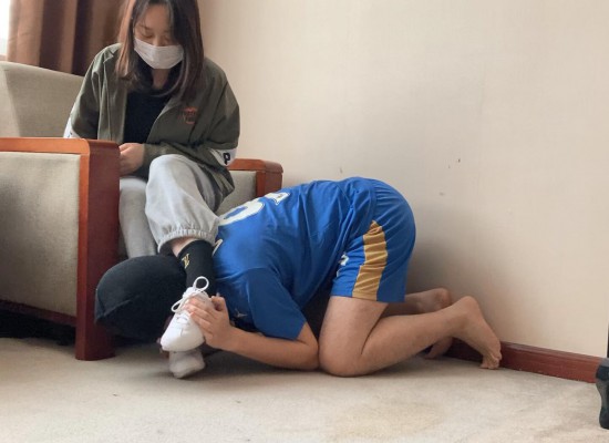 【足下生辉】素人女生强制舔脚、腿绞，把M变成专属玩物！ -套路艾彩视频