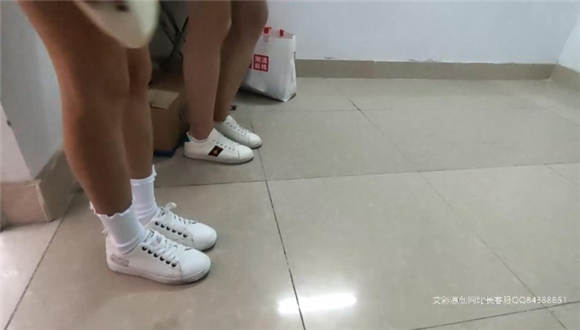 小鱼姐姐和雯雯小白鞋踢踩馒头砸中摄影 -套路艾彩视频