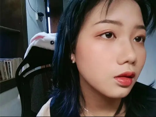【00后蕬小乃】踩档虐裆，踢裆，恋足舔脚 -套路艾彩视频