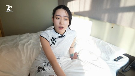 7C 闷死纹身丝袜女 -套路艾彩视频