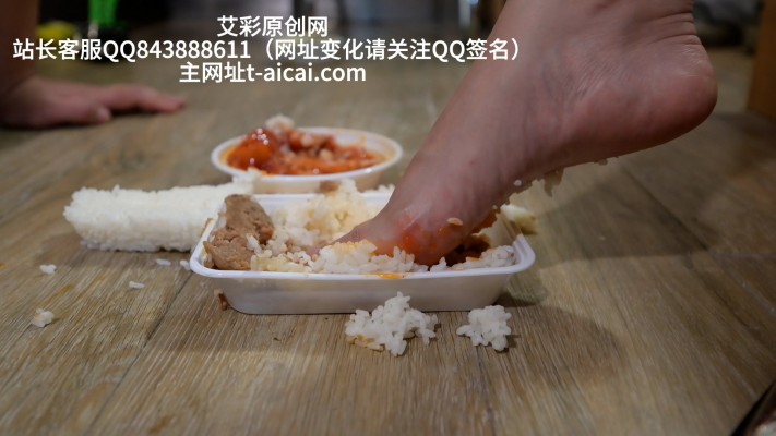 女神超细金属高跟全体重踩踏贱狗，踩出紫色鞋跟印，脚喂食 YC-230509-5 -套路艾彩视频