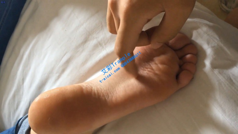 脱掉妹子脏袜子闻舔原味嫩脚 -套路艾彩视频