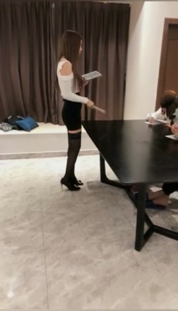 绝美vivi女王黒絲吊带生理课教训学生 -套路艾彩视频