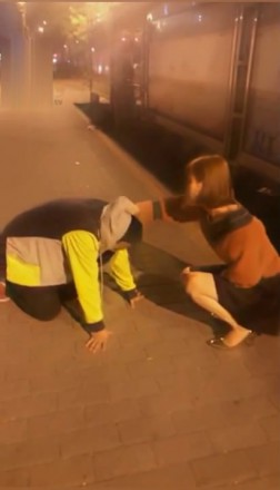 大马路玩狗-跪着让路人看-耳光扇的啪啪响 -套路艾彩视频