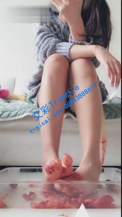 女神筱筱直播秀，踩草莓踩葡萄，丝足裸足踩 -套路艾彩视频