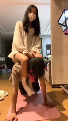【香菜】瑜伽小姐姐-白袜闻舔/骑马犬化/近距离舔裸足/赏赐圣水 bf28296 -套路艾彩视频