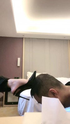 【歌迪丝】黑丝高跟踩/磕头/抽耳光【完整版】  JS23051302 -套路艾彩视频