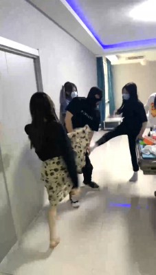 【精神小妹】5S素人学生主群殴-轮流爆踹踩踏/原味羞辱 bf28360 -套路艾彩视频