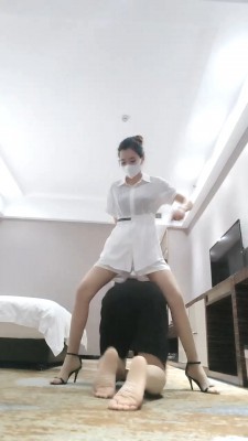 【多多】凉高惩罚猥琐男-提档/内裤套头/舔脚骑脖子 bf28411 -套路艾彩视频
