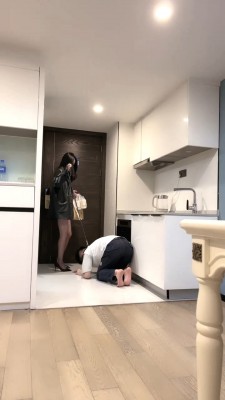 【万一】情侣主VS绿帽-踩踏食物喂食/吊绑狠抽/吃丝袜 bf28392 -套路艾彩视频