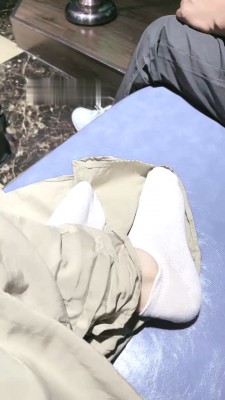 【萱萱】KTV羞辱服务生-鞋插嘴深喉/下跪按摩/强制闻原味袜  JS23051607 -套路艾彩视频