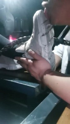 【明明S】夜跑后户外让狗舔脏鞋原味白袜【双视角版】 bf28442 -套路艾彩视频