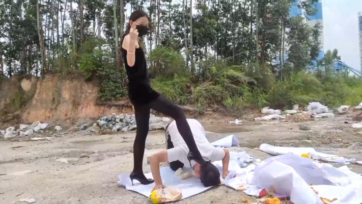 广州小鱼女神户外黑丝高跟踩食物贱狗跪吃，用奴的衣服给主人擦鞋 YC-230611 -套路艾彩视频