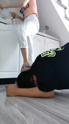【多多】圈养奴伺候主人吃早餐 bf29388 -套路艾彩视频