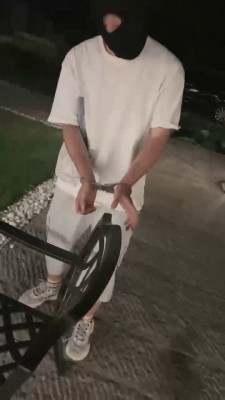 【沅芷大人】户外-羞辱夜调-转胯磕头摇尾巴 JS23061211 -套路艾彩视频