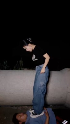 【潘妮女王】户外公园-骑马/全体重踩/爆踹/遛狗爬行 bf29531 -套路艾彩视频