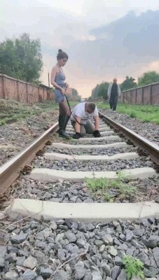【领主老大】废弃铁道调偶遇路人/高跟全体重踩/骑马鞭打/咬胳膊 bf29474 -套路艾彩视频