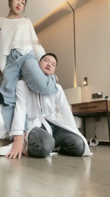 【调教视频】【辣妈】小白鞋碾压-骑马踢裆/舔地上浓痰/腿绞掐脖窒息 -套路艾彩视频