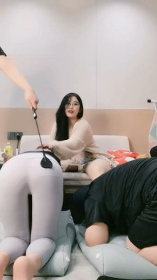 【调教视频】【小羊】夫妻主VS情侣奴-肉丝脚踩/鞭打 -套路艾彩视频