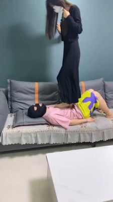 【调教视频】【精神小妹】3S学生主全体重跳踩 -套路艾彩视频