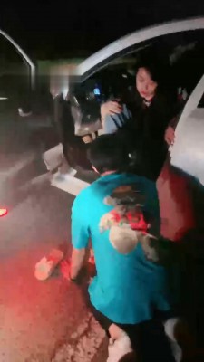 【调教视频】【小欣欣】户外-车外舔脚/掐乳/喂口水 -套路艾彩视频