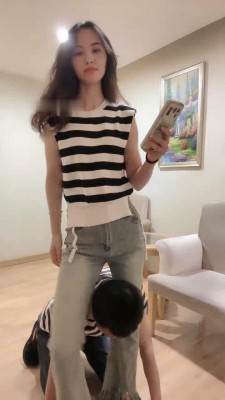【调教视频】【奈奈】紧身牛仔胯下辱/暴力手脚耳光/踢裆【完整版】 -套路艾彩视频