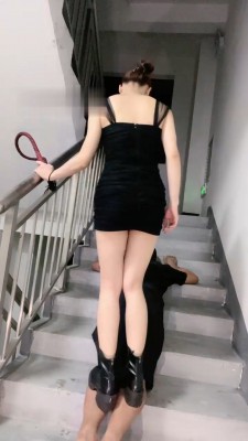 【盖洛】陪酒小妹楼道遛狗/脚下喂食/短靴踩踏 -套路艾彩视频