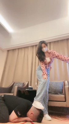 【禾未】发泄沙包-暴揍/拖鞋底抽耳光/踩踏钻胯 B2160 -套路艾彩视频