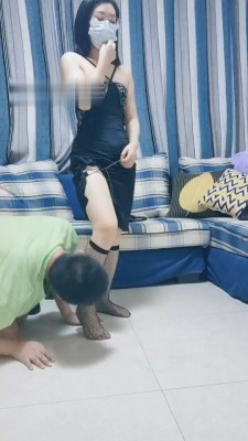 【重庆男神】最美素人老师玩-骑马转胯踩踏/夹脖子掐手臂耳光 B2251 -套路艾彩视频