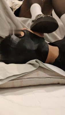 【玥野兔】原味黑丝白袜jio踩贱狗 B2233 -套路艾彩视频