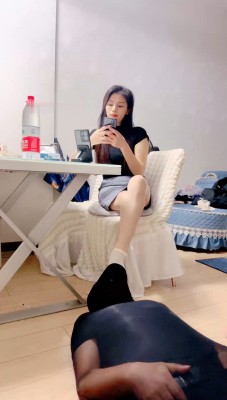 【安琪】桌下视角-超臭白棉袜气味羞辱 -套路艾彩视频