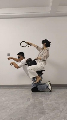 【辣姐】马具骑乘鞭打/骑着擦地/鞭打/深喉耳光/舔脚 -套路艾彩视频