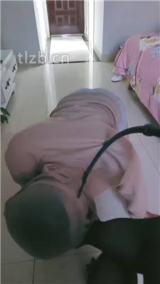 【诗恩大大】跪舔高跟黑丝美腿