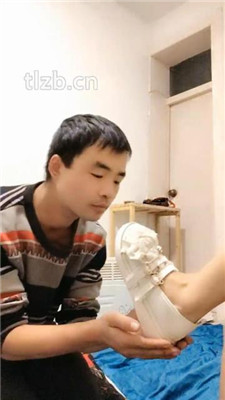 【鱼子酱】跪舔萝莉S的脏鞋子