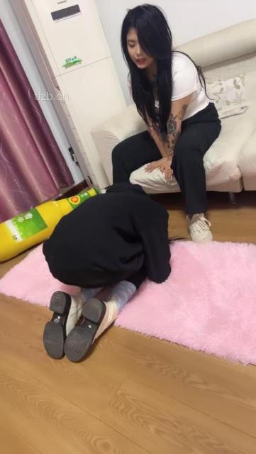 【最浪女慕】强迫闺蜜舔脏鞋/耳光/掐脖【完整版】 -套路艾彩视频