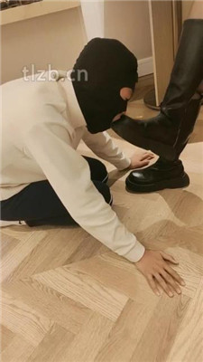 【青岛00后S】清理黑丝靴子-男主强制深喉-狂舔黑丝脚
