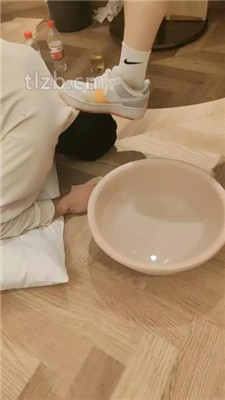 【青岛00后S】情侣主-喝圣水/舔脏鞋/清理臭袜子/脚喂食 -套路艾彩视频