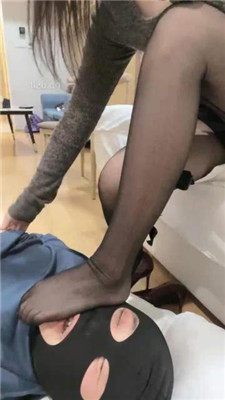 【桃子老师】黑丝脚插嘴踩踏-掐乳-臭脚捂脸 -套路艾彩视频