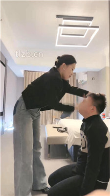 【潘妮女王】连环爆抽耳光/短靴白袜脚下辱