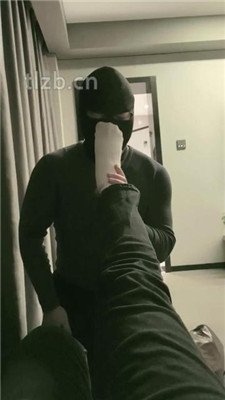 【樊樊】跪舔长靴原味白袜/数据线鞭打 -套路艾彩视频