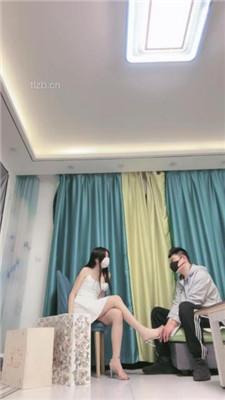 【月影儿】开发暗恋者做狗-高跟踩踏/脚插嘴 -套路艾彩视频