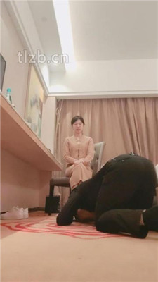 【嘉妮】空军一号脏鞋蹂躏/转胯/虐乳/数据线鞭打
