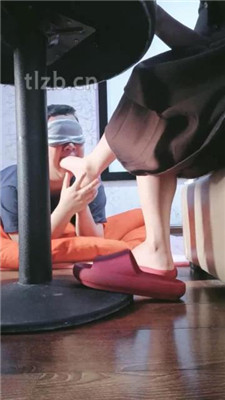 【嗯哼】桌底视角-裸足恋足舔