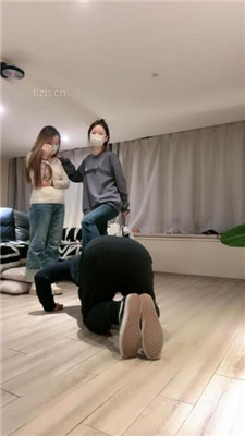 【九九女王】双S-教训出轨男-遛狗爬行/骑马/舔脏鞋底/踩踏