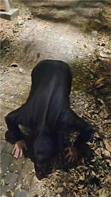 【上头姐妹】户外遇到猥琐男强制吃鞋底 -套路艾彩视频