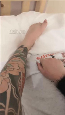 【七七黑心祖宗】掐乳/裸足踩狗 -套路艾彩视频
