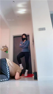 【冷颜】家奴跪着等主人健身回家