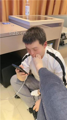 【魅儿】超臭原味白袜裸足捂脸 -套路艾彩视频