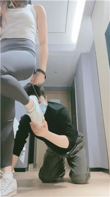 【妮蔻】帆布鞋全体重踩狗头 -套路艾彩视频
